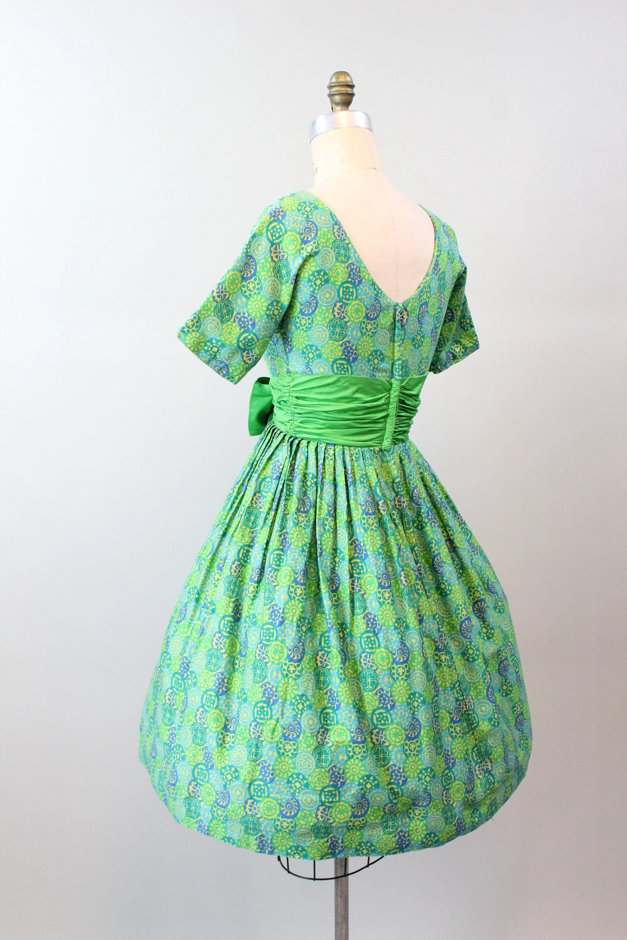 1950s MEDALLION print COTTON full skirt dress xs | new spring summer