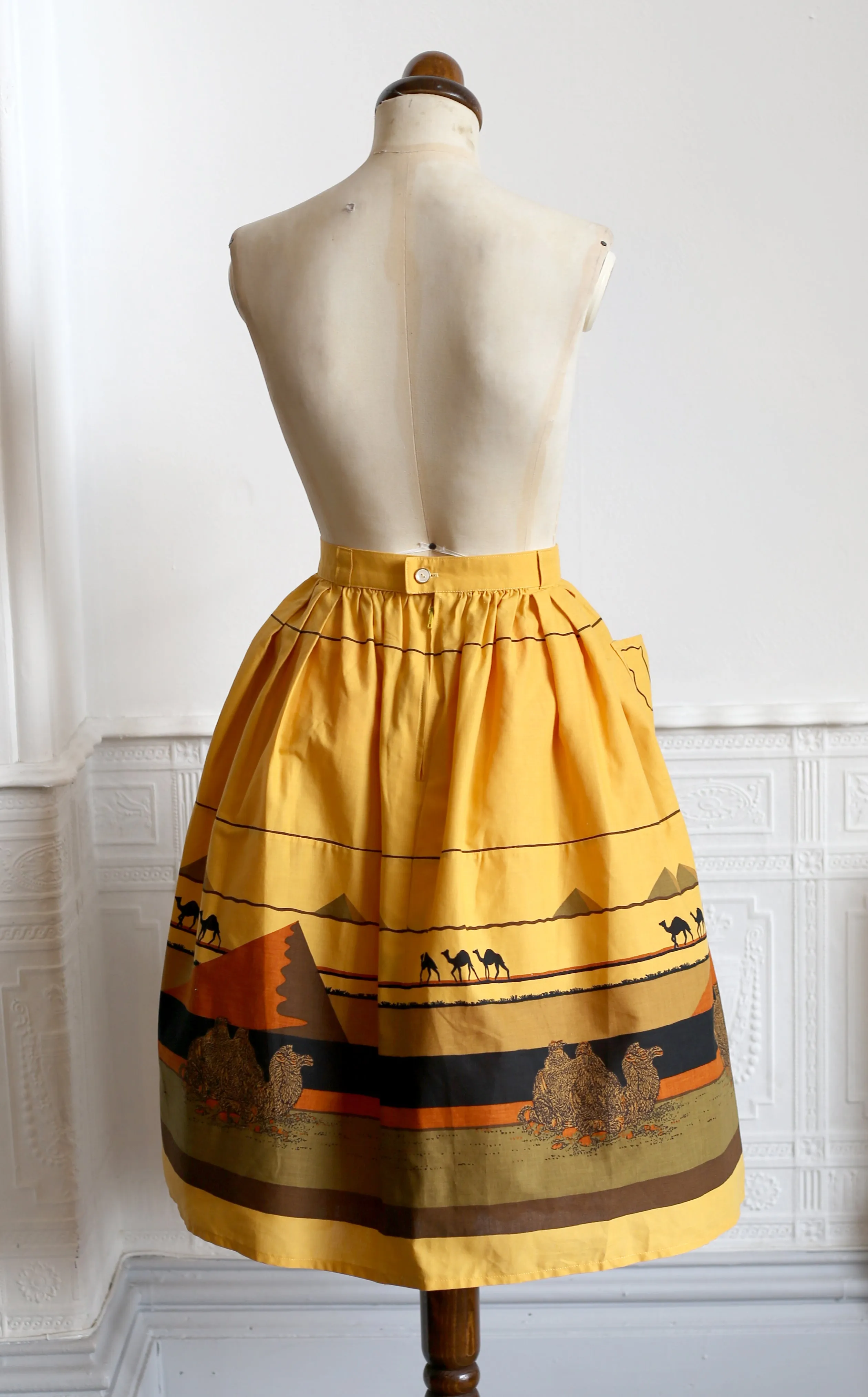 Vintage 1970s Yellow Novelty Egyptian Camel Print Full Skirt